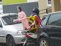 В Краснодаре курьер с резиновой женщиной катается по городу