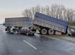 В жестком столкновении пяти легковушек и грузовика на Кубани погиб мужчина
