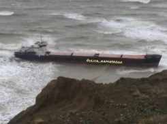 Угрозу разлива нефти из сухогруза на Кубани удалось миновать