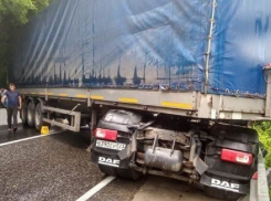 Единственную дорогу на въезд в Сочи перекрыл виновник ДТП