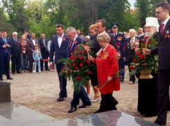  Губернатор Кубани Кондратьев пообщался с ветеранами и сходил на кладбище 