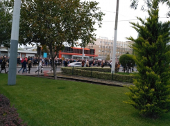 Сотни краснодарцев оказались в очереди на трамвай из-за поломки вагона