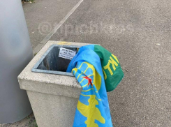 В Краснодарском крае выбросили в урну флаги ВДВ после праздника