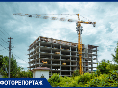 Столб на могилах и провалившийся тротуар: империя Дерипаски достраивает бизнес-центр у Всесвятского кладбища