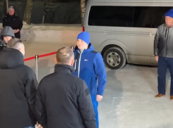 Космонавта Олега Платонова встретили хлебом-солью после полёта на МКС