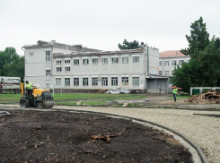 За месяц до начала учебного года в краснодарской школе №63 сделают спортплощадку