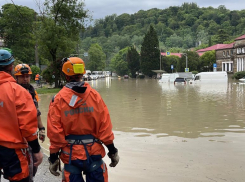  Топит районы, молния бьёт в подстанцию, реки выходят из берегов и тонут автомобили: какой урон наносит стихия Краснодарскому краю