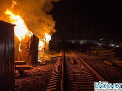 В Сочи более четырех часов тушили пожар в строительных вагончиках