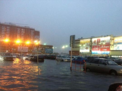 В Краснодаре из-за ливня обесточены жилые районы и эвакуированные торговые центры