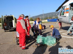 В Сочи спасатели эвакуировали упавшего со скалы туриста