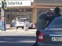 На Кубани водители легковушки и микроавтобуса устроили на дороге мордобой