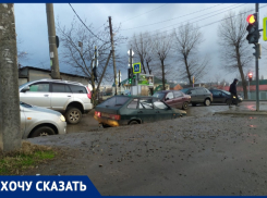 «Ямочный ремонт по-кубански», - рабочие в Краснодаре сняли асфальт полностью, вместо того, чтобы залатать две дыры