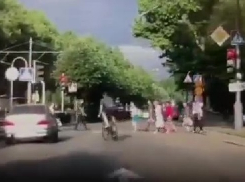 Велосипедист «без тормозов» сбил женщину в Краснодаре