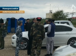  Люди в казачьей форме в Новороссийске захватили пляж 