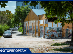 Мусор, граффити и парковка: в Краснодаре руины кафе «Карасун» портят Дмитриевский сквер