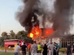 160 квадратов: в Темрюке полыхают станция техобслуживания и кафе