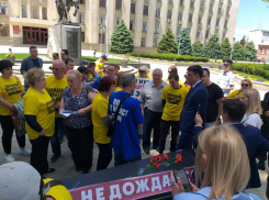 Принёсшие чиновникам гроб обманутые дольщики собирают народный сход