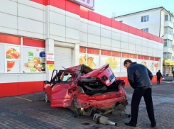 «Мазда» влетела в магазин в Новороссийске