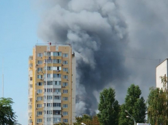  Сильный пожар вспыхнул на рынке в Краснодаре 