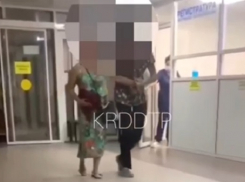 «Врачи просто ходят и смотрят»: в соцсетях показали гуляющую краснодарку с ножевым ранением по больнице