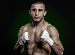 «Нормально оденься»: боец ММА отчитал на видео накрашенных парней в Краснодаре