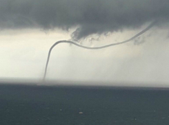 Страшный смерч в Сочи во время ливня сняли на видео