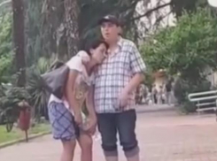 В Сочи уснувшую стоя парочку сняли на видео