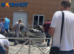 В Краснодаре авто вылетело с 3 этажа парковки в «Галерее»