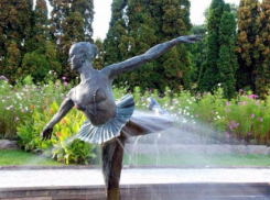 Лишение девушки девственности фонтаном в Сочи опровергла мэрия