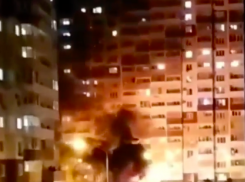 В Краснодаре загорелись две машины и прогремел взрыв: видео