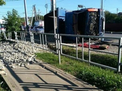 Перевернувшийся грузовик на Кубани засыпал гравием улицу 