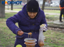 «Осталась сиротой, но по тюрьмам не пошла»: кто приходит на бесплатную раздачу еды 