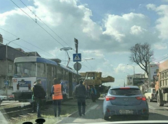 Трамвай протаранил автокран в Краснодаре: пострадали пассажиры