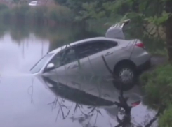В Краснодаре женщина перепутала педали и угодила в воду