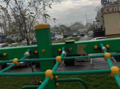 В Краснодаре на детской площадке раскидали подозрительные конфеты