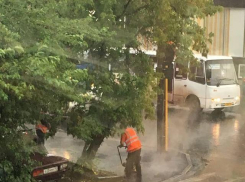 Краснодарские дорожники настолько суровы, что им не мешает работать даже ливень