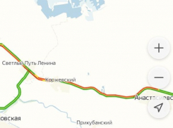 Многокилометровая пробка на пути к морю не рассасывается на Кубани второй день 