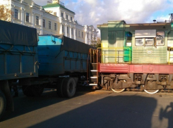 В Новороссийске тепловоз протаранил грузовой автомобиль 