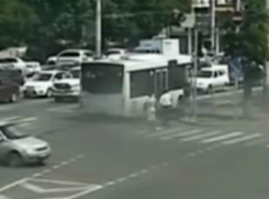 Журналистку во время работы сбил автобус на «зебре» в центре Краснодара