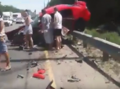  Под Краснодаром на «встречке» лоб в лоб столкнулись две иномарки 