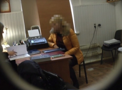 Появилось видео, на котором приемная мать из Новокубанска, избившая своего сына, предлагает взятку полицейскому 