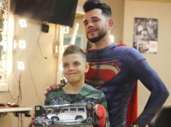 Краснодарские барберы в костюмах супер-героев постригли особенных детей 