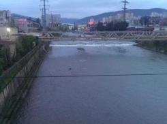 В реке Сочи обнаружили труп неизвестного мужчины