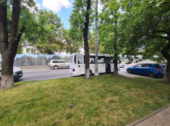 В центре Краснодара маршрутка с пассажирами протаранила столб