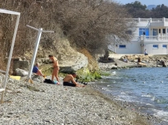 Первые отдыхающие в купальниках вышли загорать на пляжи в Геленджике  