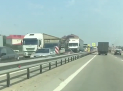  Из-за розыска стрелявших мужчин в Краснодаре на выездах из города образовались огромные пробки 