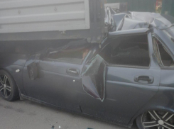 Легковушка влетела под грузовик в Краснодаре