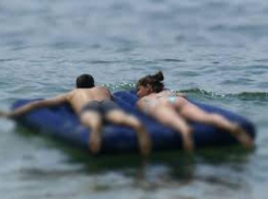 В Сочи пару унесло в море на надувном матрасе
