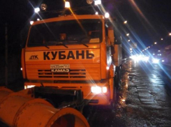Улицы Краснодара обработали реагентами против гололеда