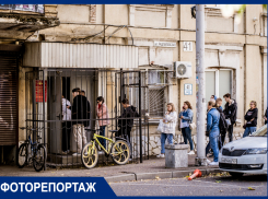 В Краснодаре к военкомату выстроились очереди женщин и мужчин